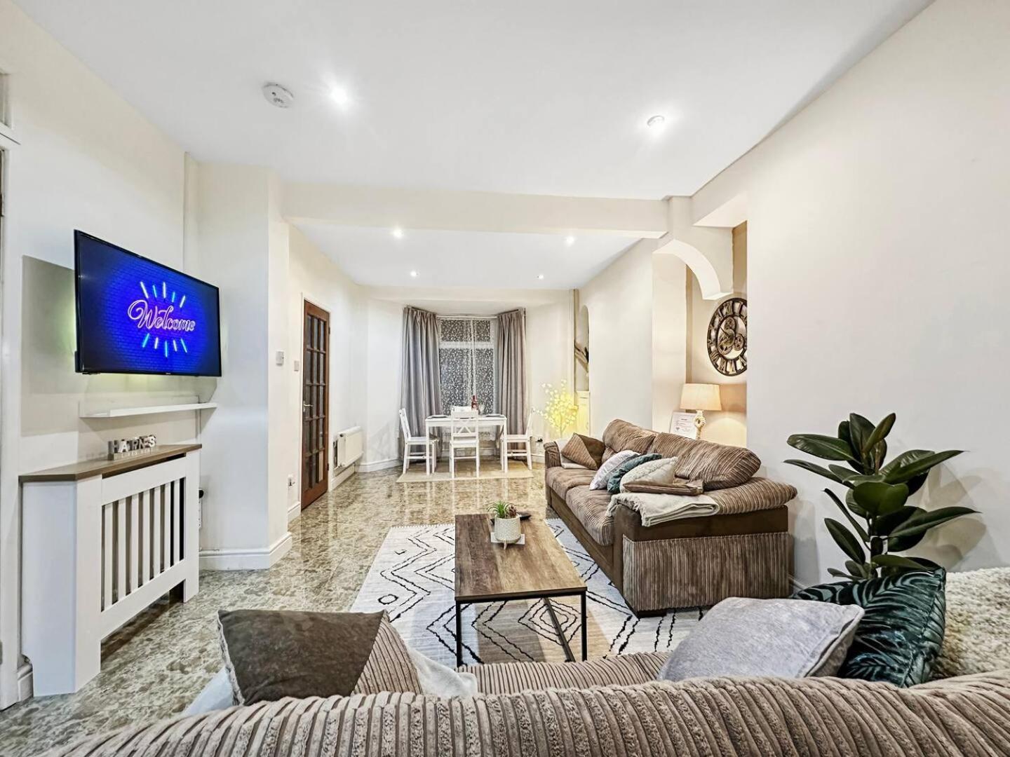 3 Bed Home In Tonypandy With Balcony View Room Llwynypia Экстерьер фото