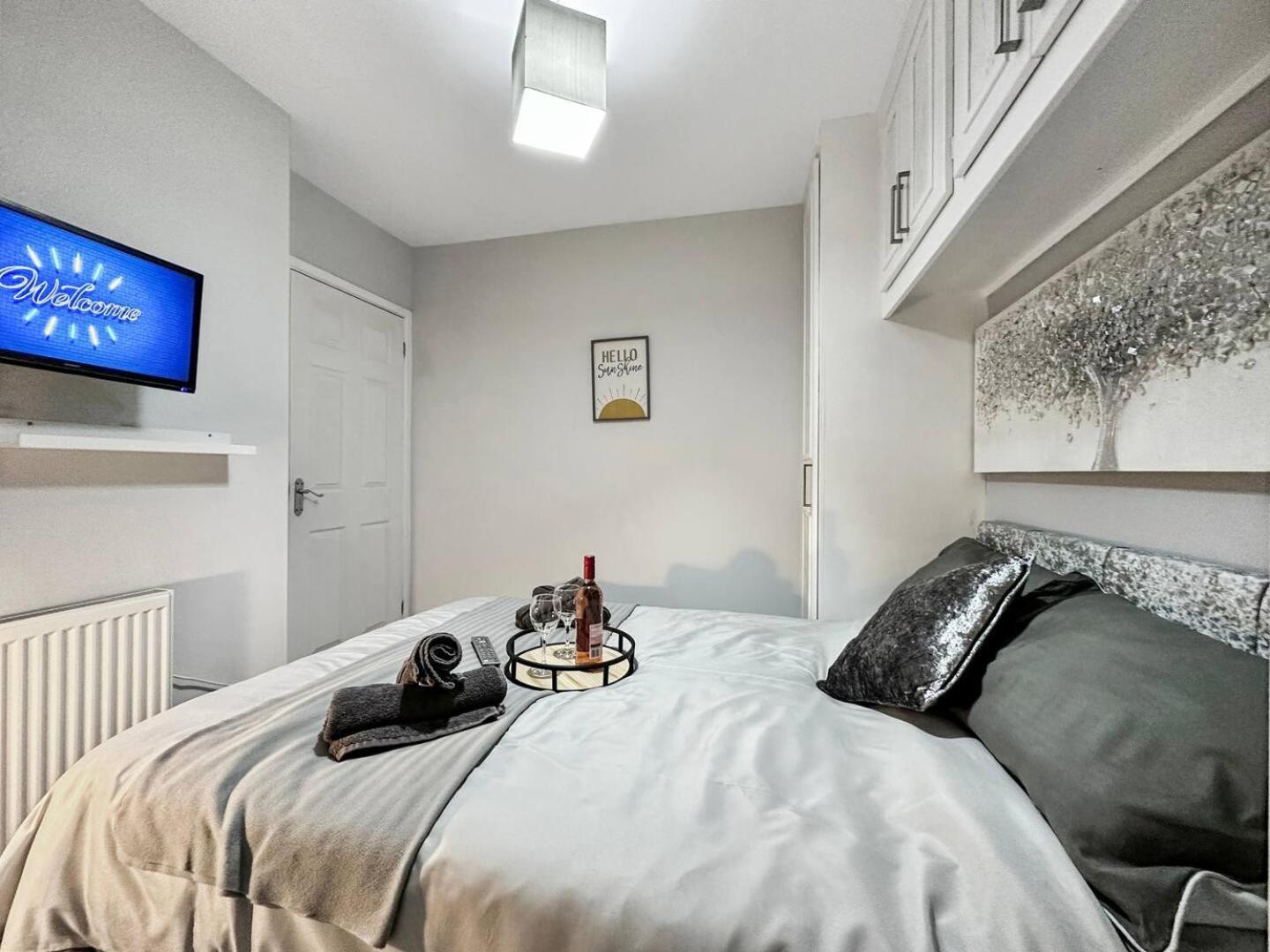 3 Bed Home In Tonypandy With Balcony View Room Llwynypia Экстерьер фото