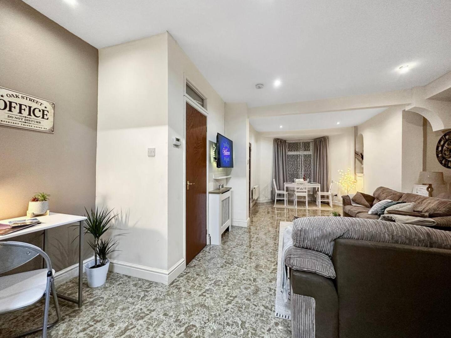 3 Bed Home In Tonypandy With Balcony View Room Llwynypia Экстерьер фото