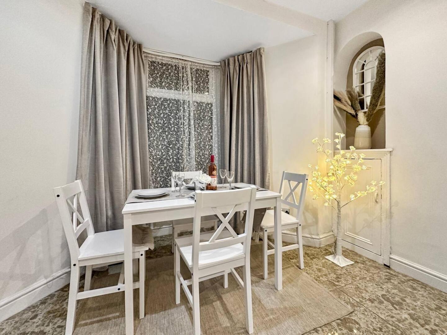 3 Bed Home In Tonypandy With Balcony View Room Llwynypia Экстерьер фото