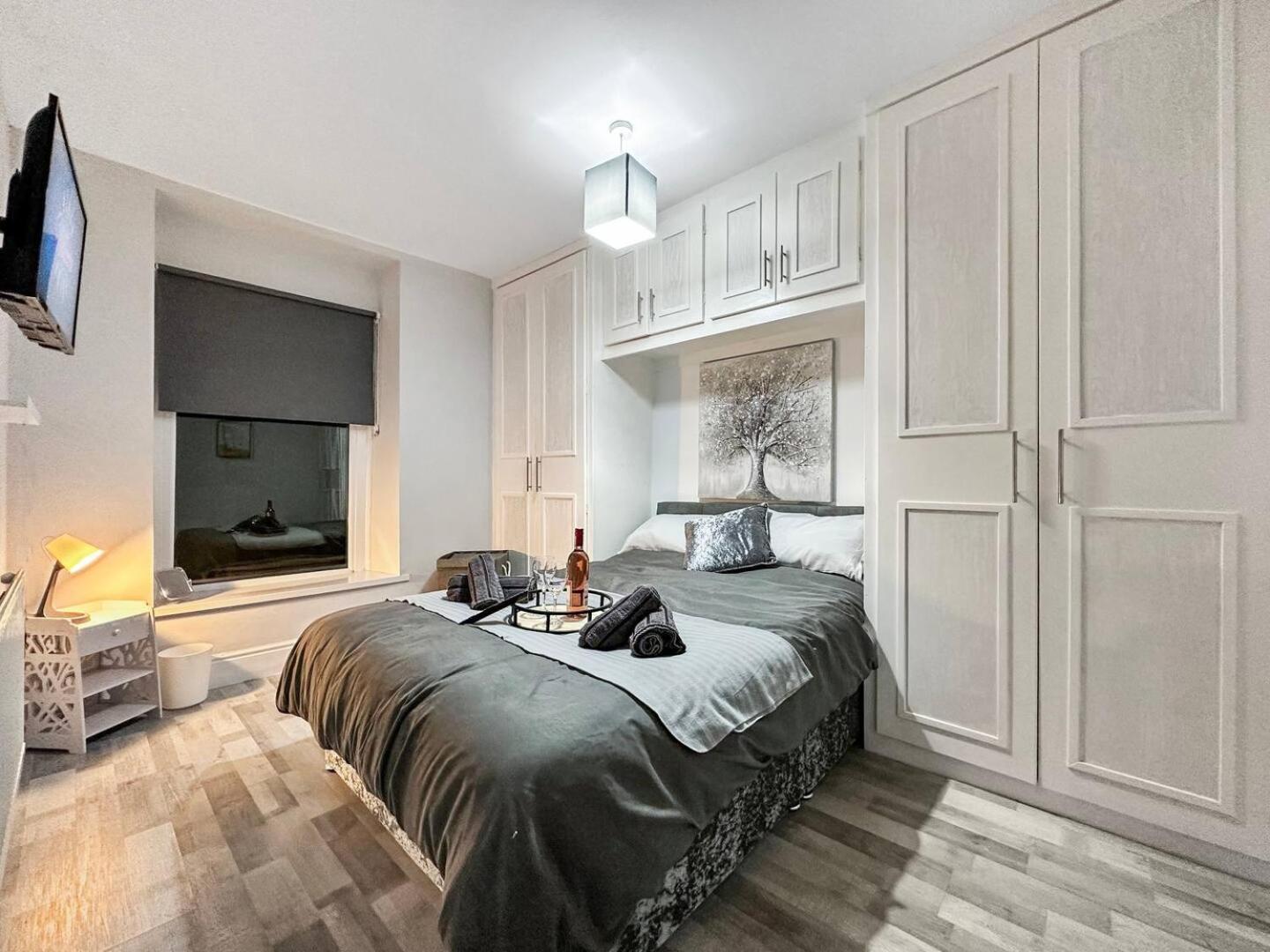 3 Bed Home In Tonypandy With Balcony View Room Llwynypia Экстерьер фото