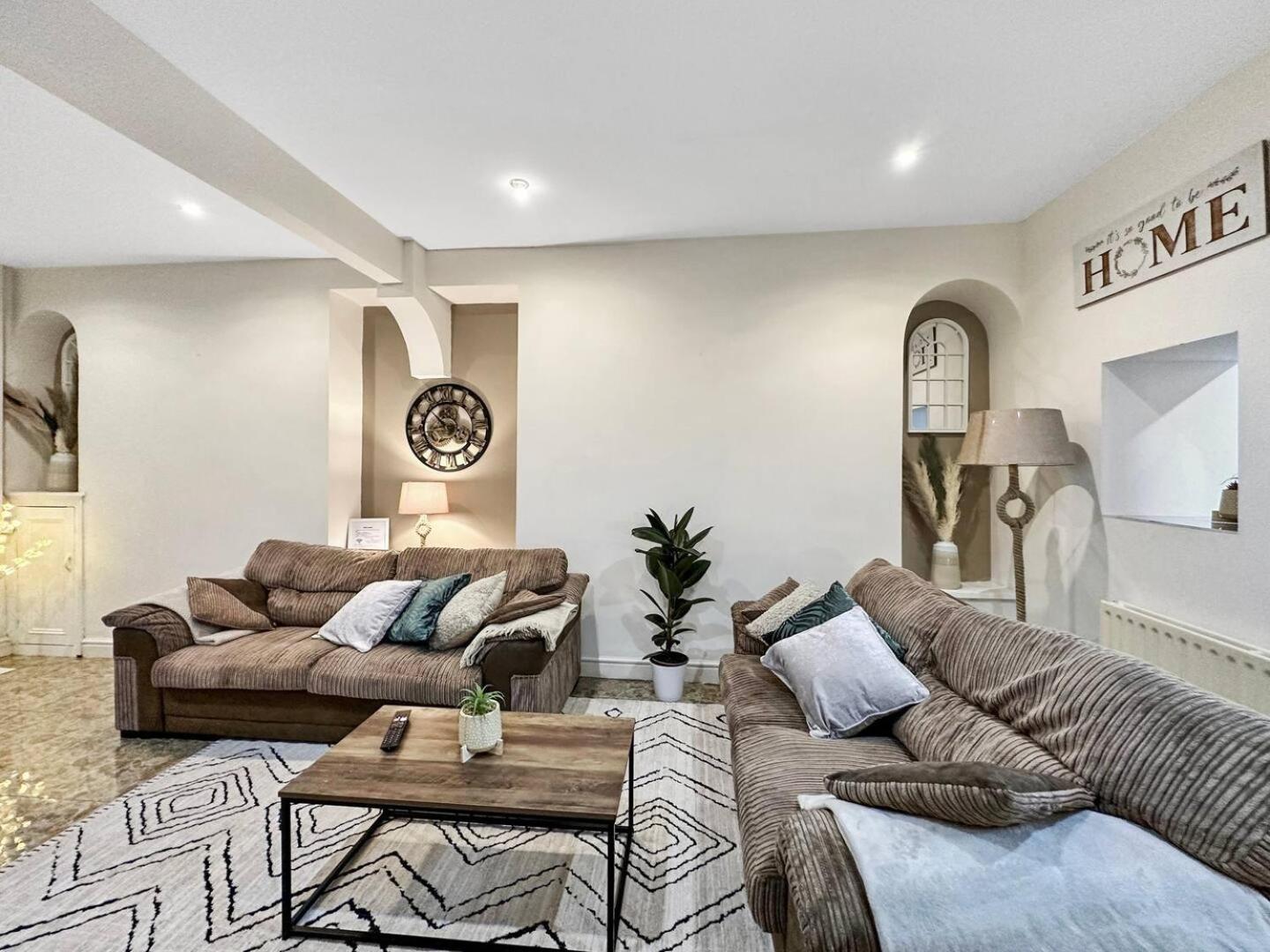 3 Bed Home In Tonypandy With Balcony View Room Llwynypia Экстерьер фото