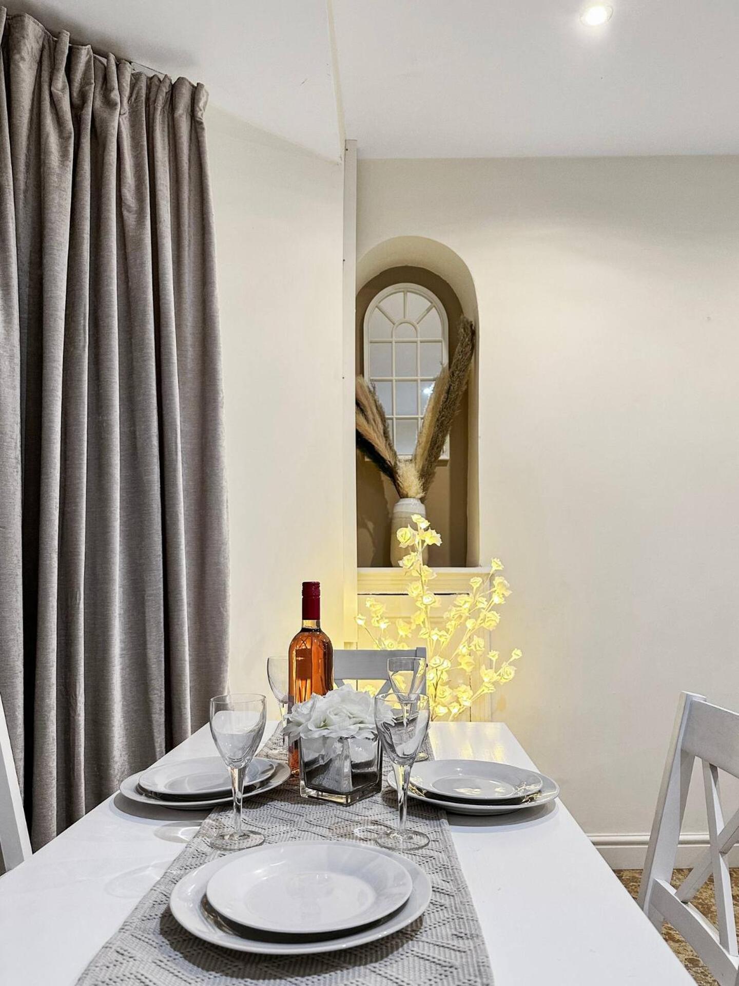 3 Bed Home In Tonypandy With Balcony View Room Llwynypia Экстерьер фото