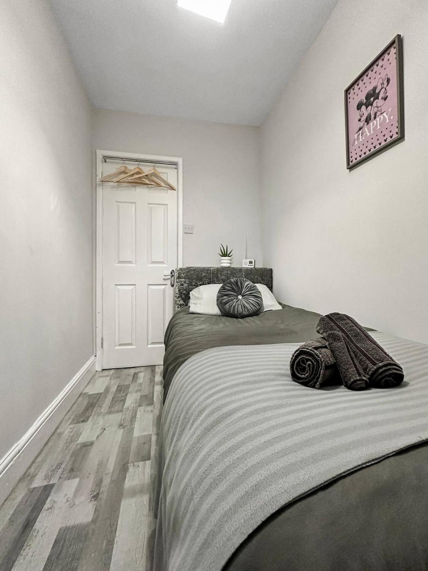 3 Bed Home In Tonypandy With Balcony View Room Llwynypia Экстерьер фото