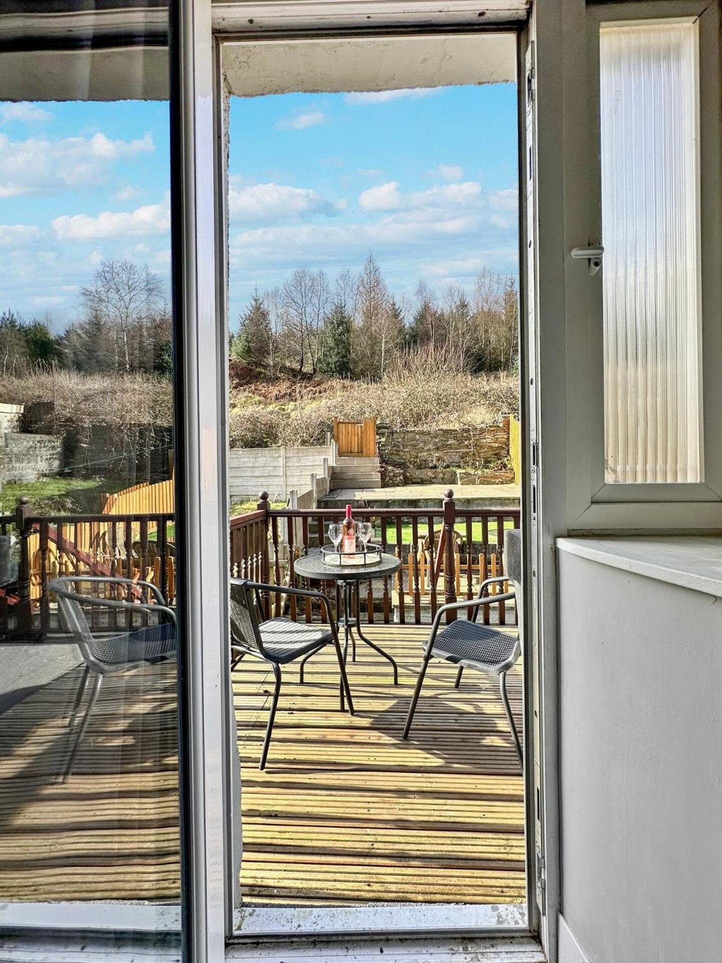 3 Bed Home In Tonypandy With Balcony View Room Llwynypia Экстерьер фото